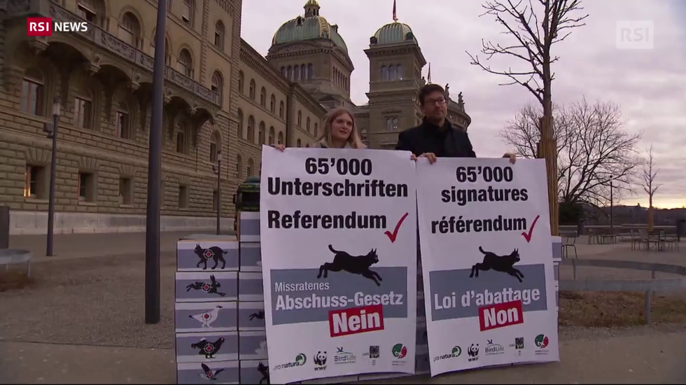 Referendum contro la legge sulla caccia consegnate 65'000 firme